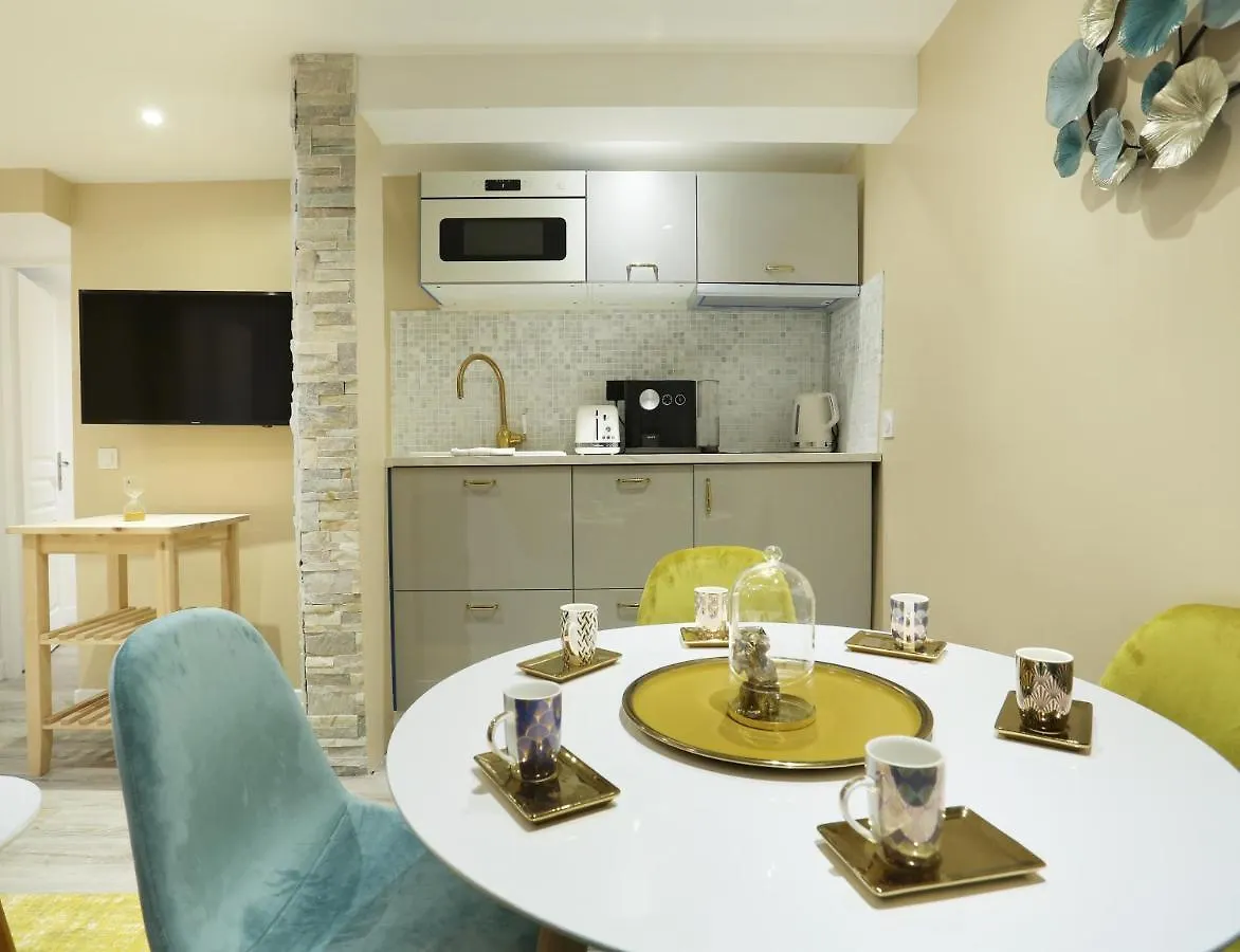 Rent A Room - Apartment St Honore Paris France